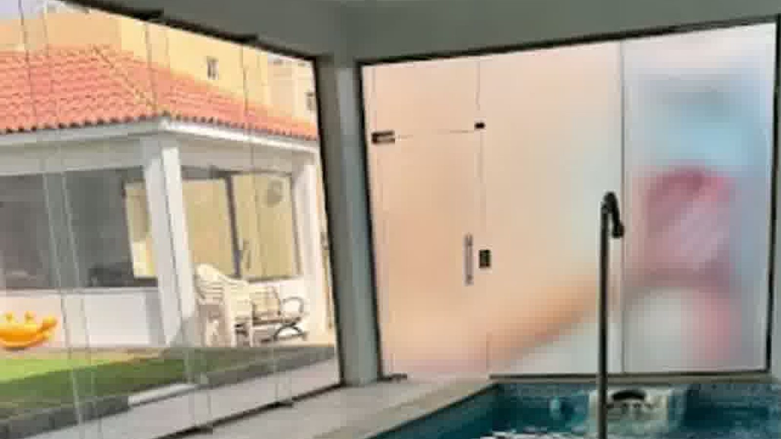جلسة خارجية بجانب المسبح
