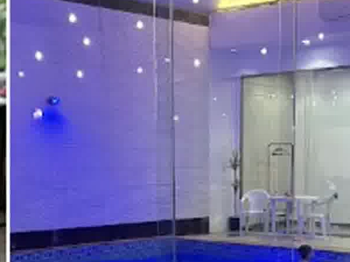 المسبح بإضاءة زرقاء